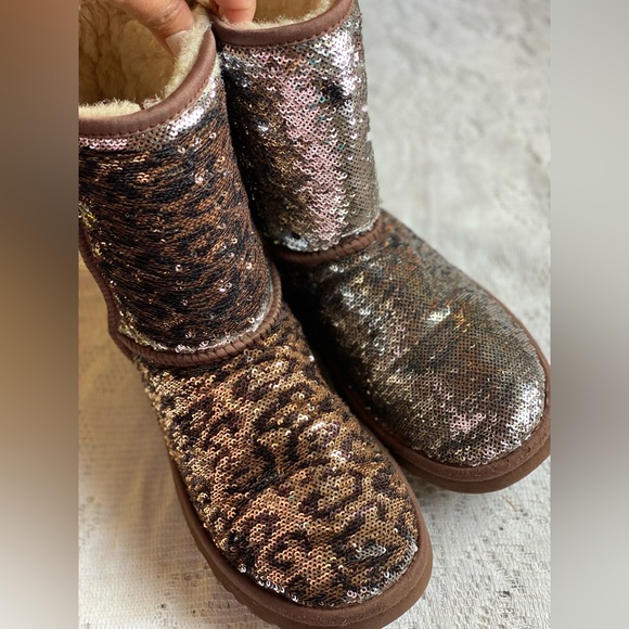 UGG Women’s Limited Edition tall Exotic Cheetah/ Sequin Print Boots. 😍 🐆 - Picture 7 of 8